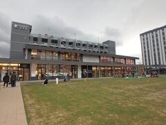 部屋でちょっとだけ休憩してから夕食をとるために外へ出る。

夕食の前にちと敦賀駅の様子を見ていくことにした。こちらは敦賀駅前にある図書館（HPでは「書店でも図書館でもない、新たな知の賑わいの拠点」として紹介している）。