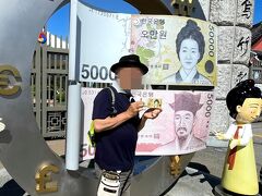 中央市場北の大通りから300バス(202も可)に乗って、江陵の観光地代表『烏竹軒』へやって来た。
ここは、50,000ウォンの人、「サイムダン」の家。
その息子 5,000ウォンの人、「李珥」くんの生家。
5,000ウォン札は…持ってなかった…
3,000ウォンを払って入場する。