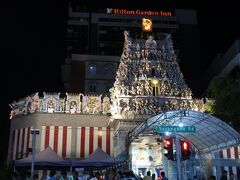 この後が問題で、ムスタファセンターを出て適当に歩くと、祭か？というくらい人の溢れかえった通りがあり、気づくと人混みは全員インド系男性で、女はわたし一人。
皆じっと見てくるし、血の気が引きました

リトルインディアだから、インドではまだ男女差が激しく、女性は一人で夜道を歩いちゃいけないのかも。何も知らずに飛び込んでしまい、とっても反省しました。怖くて小走りに通過したので、写真は一枚もありません。

スリ・ヴィーラマカリアマン寺院
このヒンドゥー寺院まで来たら女性の姿もあり（必ず男性が一緒だけど）、ホッとしました