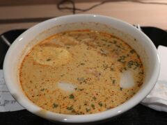 不味そうに見えますが、空港で食べたラクサ、美味しかったです。
22時までの店に21：55に滑り込み、作ってもらえました

ここで行きの無料ツアーでご一緒した方と偶然再会し、スペイン・フランス旅行のお話が聞けました。「とても楽しかった」というお顔をされており、こちらまで幸せな気分。