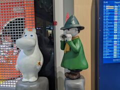 予定より20分ほど早くヘルシンキに到着。
乗継時間が1時間しかないので心配してました。
が、入国審査が激並び。サントリーニ行きは優先レーンに呼ばれたので移動。
それにしても、1人1人が長い。何日滞在するか？とか質問もあり。
昔は日本のパスポートなんてスルーだったような？移民対策ですかね？