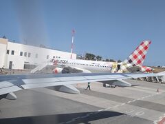 サントリーニ空港到着。本当に小さい空港です。
隣はスペインのLCC、ボロテア航空。