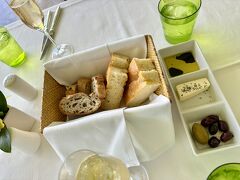 美味しそうなフォカッチャ，バゲットも登場。