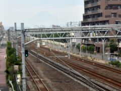 いつものスタート地点辻堂駅・・富士山はうっすらと・・・

ここでは東海道線と貨物線の複々線・・・・
左から東海道線下り、同上り、貨物線下り、同上り

　　※特急湘南は貨物線を走行することあり・・・
