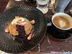 ホーカーだけではつまらないと思い、おしゃれなカフェでモーニング！
パンケーキとカフェラテで、なんと、40SGD！贅沢モーニングをしました。
店内はおしゃれで、味もおいしかったです。