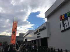 豊洲市場から北東に歩いて、チームラボのデジタルアート施設に向かいました。
こちらもリアル宝探しのチェックポイントになっています。
建屋前のモニュメント表面でデジタル画像が動き、薄く音楽がかかっていました。
