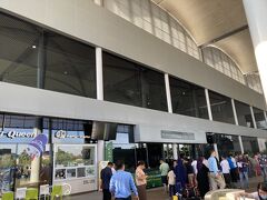 2時間程の7時半前にプノンペンに到着しました。アライバルビザ申請､入国を済ませて7:45分には5年前の姉妹校訪問で出会ったクメール人の友達と合流できました。