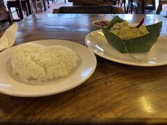 ゲストハウスにチェックイン､SIMカードの設定､翌日のアンコールワットのツアーを申し込んでから晩飯です。ゲストハウスのスタッフにおすすめを教えてもらいkhmer taste restaurantでチキンのアモックを頂きました。
値段もリーズナブルで美味しくておすすめです。