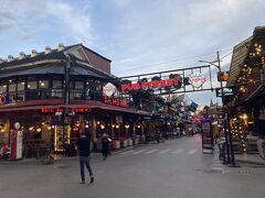 近くのセブンイレブンで虫除けスプレーと飲み物を買ってからパブストリートを徘徊します。
いやぁ、歩くだけでも楽しいです笑