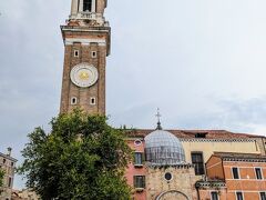 クリソストーモ教会前の道を進み橋を渡ると、サンティ・アポストリ教会が見えてきます。