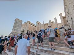 プロピレア
前437～432年に建築家のムネシクレスによって丘の西側に築かれた前門。
正面のどっしりとしたドーリス式の柱と、通路沿いの優雅なイオニア式の柱の調和が美しい。