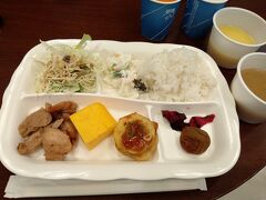 予定が狂っても腹は減る。東横インの朝食メニューで腹ごしらえ。

そしていつもの同行者と今後のスケジュールに関して打ち合わせをする。とりあえず「永平寺」は必ず行きたい！ということで....まずは敦賀から福井へ向かい、その後は日本海側を北上して帰るルートも頭の隅に。他にもルートを考えつつ、３日目のドライブスタート。