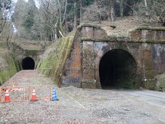 中山峠に残る中山隧道とスイッチバック式の信号所。右側が本線で敦賀方面、左側は信号所の引込線だ。

実は今からン十年も前にバイクで何回か走ったことがある。なので、現在このように整備されていて驚いた。昔は左手は草ぼうぼうだったんだよな。