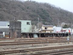 現在の北陸本線（２日前から「ハピラインふくい」に移管）は13,870mの北陸トンネルで一気に山腹を抜いている。