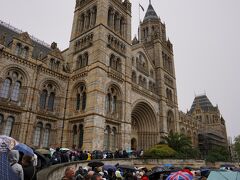 ロンドン自然史博物館に到着。
１時間近く並んだかな。
この日は雨予報だったので、屋内の観光地を中心に見学した。