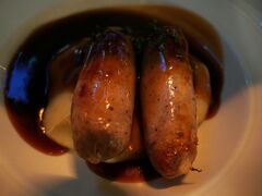 夕食はガイドブックで見つけたマザー・マッシュで。
人気店らしく、行列だった。
ロンドン名物「バンガーズ・アンド・マッシュ」を注文。
ソースやソーセージが選べる。
ロンドンで食べたソーセージはどこも美味しかった。