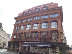 黒い聖母の家。
キュビズム建築。
３階から上はキュビズム博物館、２階にはキュビズム様式のカフェがあります。
