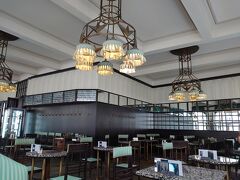 ２階のグランド・カフェ・オリエントで休憩。
直線や角張ったデザインのインテリアがキュビズムっぽい。