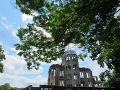 【原爆ドーム】

広島城を出て道に迷ってしまい、途中で暑さしのぎで「ドトール」でちょっと休憩してから原爆ドームへ。
観光客はそれほど多くはなかったのですが、入り口付近で何かのデモ団体がいました。

