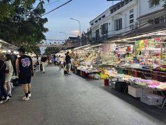 出発までもう少し時間があるので旧市街散策を再開します。写真はナイトマーケットですが、まだ人はまばらです。お土産物がたくさん売っていました。進行方向に進んだ奥に食べ物の屋台がありました。