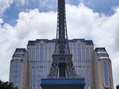 外に出るとちょうどエッフェル塔の正面。