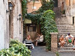 どこを切り取っても絵になる、Via dei Coronari コロナーリ通り。

サンタンジェロ城～ナヴォーナ広場へ抜ける小径なので、
大通りを使わず、この風情あふれる道を通り抜けての散策はオススメ！

この階段の左には雰囲気が素晴らしい「Cucina del Teatro」と「Gelateria del Teatro」アリ。

Teatro テアトロ とは「劇場」の意味で、
この階段を登りきったところが Teatro dei Coronari という劇場だったから。

Teatro dei Coronari とは：
https://it.wikipedia.org/wiki/Teatro_dei_Coronari