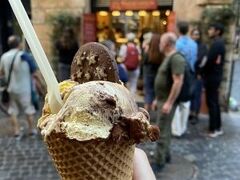 Gelateria del Teatroのジェラートも美味しいけど、
もうちょい行ったところの「Frigidarium」もうまい！特にクリーム系。

いつ行ってもすごい混みよう、でもアイスなら並んでもすぐ順番が来るので近くを通ったらぜひ！