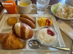 おはようございます
あいかわらず、盛り付けヘタクソ写真ですみません(/ω＼)
この日は団体さんがあったので
6時から7時は混雑するかもよ　とエレベーターに予告状が
貼ってあったので7時30分くらいに1階の朝食会場へ下りました
（前もってお知らせしてくれるの有り難い）

和食はいろいろとあったような気がしますが
朝はパン派なのでこんな感じです

８時３０分にC/Oして向かうは「えさし藤原の郷」です
車で５０分位かかるのでこのホテルを選んだ理由の１つです
インターチェンジが近いからとっても便利