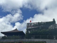 エメラルドの海を見る展望台