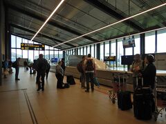 着陸後、入国審査（パスポートコントロール）と思っていたのですが何もなく、バゲッジクレームに出ました。シェンゲン協定により入国審査はないみたいです。便利ですね。

荷物を取ってすぐ左手の出口を出るとタクシー乗り場があります。空港シャトルバスもそこのようですが、私は公共バスでホテルまで行きます。