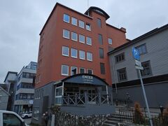 18:30ごろ。
今日の宿泊地ホテル・エンターアマリエ（Enter Amalie Hotel）に着きました。建物は結構高いです。ここに2泊します。