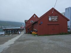 9時15分ごろ。
北極圏博物館(The Polar Museum)に到着。
あまり博物館らしくない外観です。建物の左側に入口があります。

まだお客さんがいないみたいで静かでした。受付に入場料110nok（約1700円）支払います。日本人だと答えると日本語で書かれた要約した解説文を一枚と、本来の分量である英語版を渡されました。日本語が読めるとは期待していなかったので助かります。