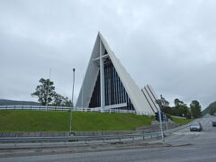 この三角の建物が北極教会です。とても個性的な外観をしています。別名、雪の境界。やはりもう少し晴れていればなあと思ってしまいます。

入口の受付でフューナラルがどうのこうのとペラペラ言われて、分からなそうな顔をしたら入りたいの？と簡潔に聞いてくれました。入場料は70nok（約1100円）です。

数分後フューナラルが葬式のことだと思い出し、祭壇が用意されているし喪服の人がいたからそろそろ葬式をすると伝えてくれたのだと気がつきました。葬式はfarewell ceremonyで覚えていたので、パッと出てきませんでした。