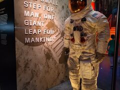 スミソニアン航空宇宙博物館。
現在半分以上が改修中です。
入場無料ですが、事前に入場時間の予約をしておかないと満員で入れないこともあります。
月面着陸したときにアームストロング船長が言った言葉。
「That's one step for man,one giant leap for mankind」
人間にとっては小さな一歩だが、人類にとっては大きな飛躍である。

予約はここからhttps://www.etix.com/ticket/e/1029945/timed-entry-washington-the-smithsonian-national-air-and-space-museum-general-public

