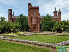 スミソニアン協会本部。
スミソニアン協会はイギリス人の化学者スミッソンの巨額の寄付をもとに「人間の知識の増進のため」にと１８４６年に設立された協会。
航空宇宙博物館、国立自然史博物館、国立アメリカ歴史博物、国立アジア美術館など１７の博物館や美術館を運営している。