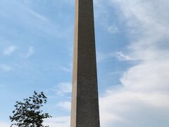 そばまで来ると巨大です。
高さ169ｍあります。
１７７６年の独立戦争でイギリス軍に勝利した初代大統領ジョージ・ワシントンの功績をたたえて建てられた。