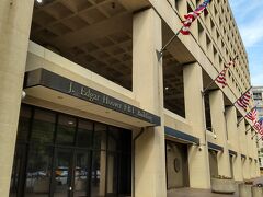 ＦＢＩ本部ビル。
再びサーキュレーターバスに乗ってナショナルモールの中央に戻って歩きます。
ビルには初代長官のエドガー・フーバーの名前が付けられている。