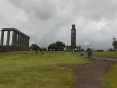 明けてエディンバラ最終日。結局、雨です。
カールトンヒルに来ました。いろいろな建物が建っています。