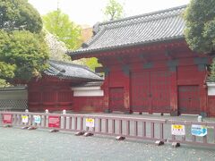 ●東京大学赤門＠東京メトロ/本郷三丁目駅界隈

この駅の近くには、東京大学があります。
初めて東大を見ました。
駅から、大学に近づくにつれ、東大生がとっても多くなりました。
