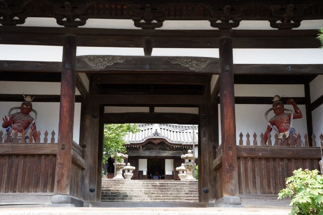 左右に仁王様。