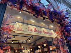 このお店のウインドに　マカロンが並んでいて