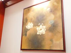 ラウンジの蓮の花の絵
5時間強のフライトの為アルコールは控えます
でもラウンジのビール
333，タイガービール、ラルー、銘柄不詳ベトナムビール２本
貰って来ました