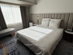 キングサイズベッドは寝心地良好。
枕元のUSB電源の増強などリニューアル済みで、使い勝手も良好。