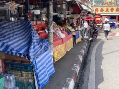 翌朝はチャリでワローロット市場へ
生鮮のお店はあんまりなくてドライフルーツとか加工食品のお店とか
雑貨屋さんが多かった気がします
フルーツの屋台は外に少しある程度でした
