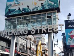 「ウォーキング・ストリート」入口です。
帰りがけ（20時頃）にソンテオで近くに寄ったら、大音量でMCしてました。
