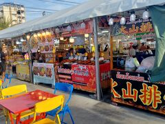 ランウェイ・ストリート・フードにやって来ました。
その名の通り、タイを中心とした食べ物/果物/ビールなどを販売しています。
（食べ物50バーツから、ビール大瓶100バーツ程度から）