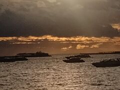 パタヤ湾に沈む夕日です。（18時過ぎ）
今日の日没は、18時47分ですが、少し雲が多いのが気にかかります。
