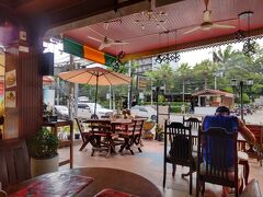 今日は朝から何も食べていないので、近所のレストランで食事にします。
『NAGS HEAD』の店名を見て思い出しました。前に来たことあります。「入いってもいいかなぁ～」と思うお店は、いつも一緒ですね。
