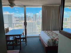 パシフィックモナークホテル　2705室に到着しました
高所恐怖症の私は、足がすくんでしまいましたが、
ベランダからの景色には心癒されました

パシフィックモナークホテル
179,936円（4月に前払い決済）
23,408円（7/3に決済リゾートフィーなど$141.56/1ドル＝165.358円	）
4泊　合計203,344円

