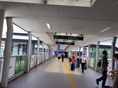 午後0時過ぎなので、人は少なめのモノレールから空港への通路